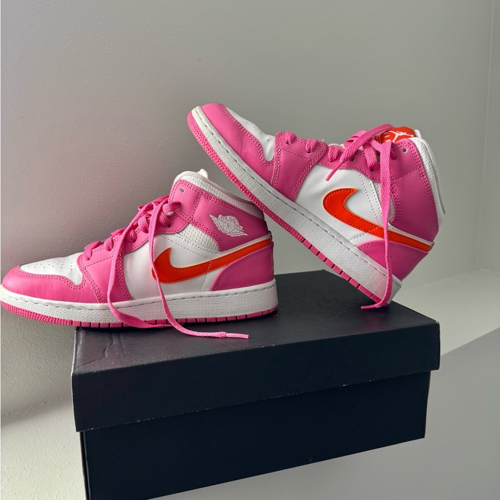 Nike Kids/Women’s Pink and Orange Sneakers